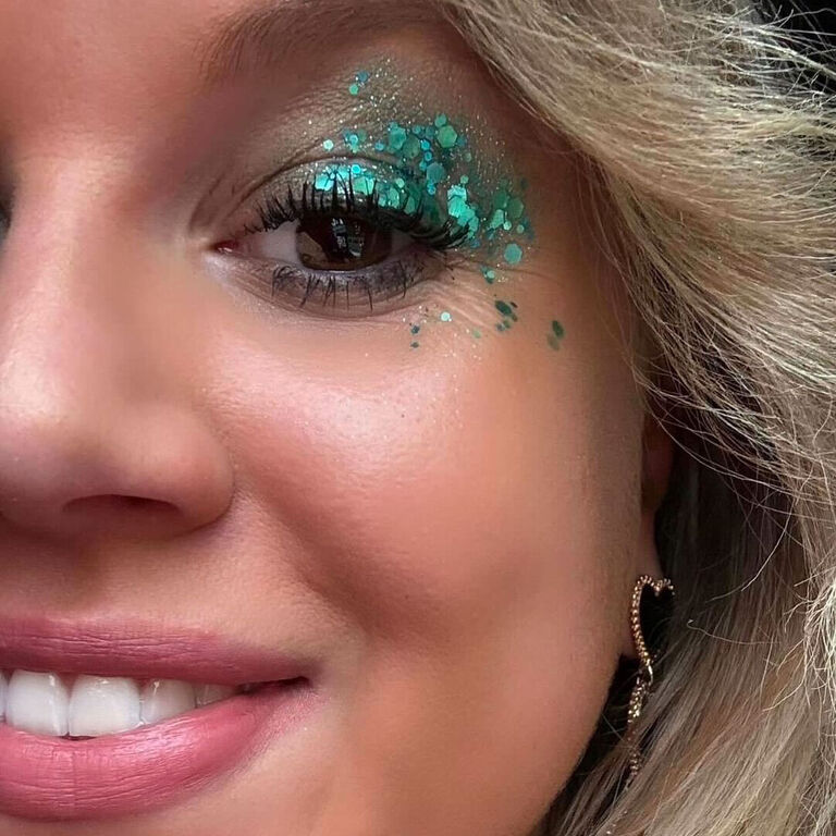 Id&eacute;e de maquillage avec les paillettes Polysir&egrave;ne par @blondsgallery sur Instagram